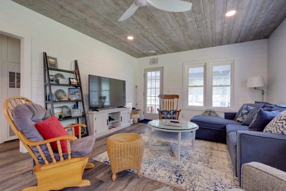 Cute Cottage Getaway; Walk to Lake and Town House in Port Sanilac