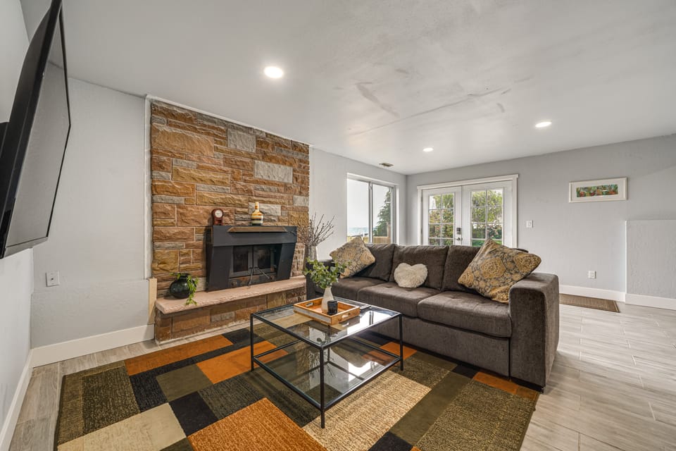 Commute to Seattle! Comfortable Apt w/ Sunset View Apartment in Federal Way