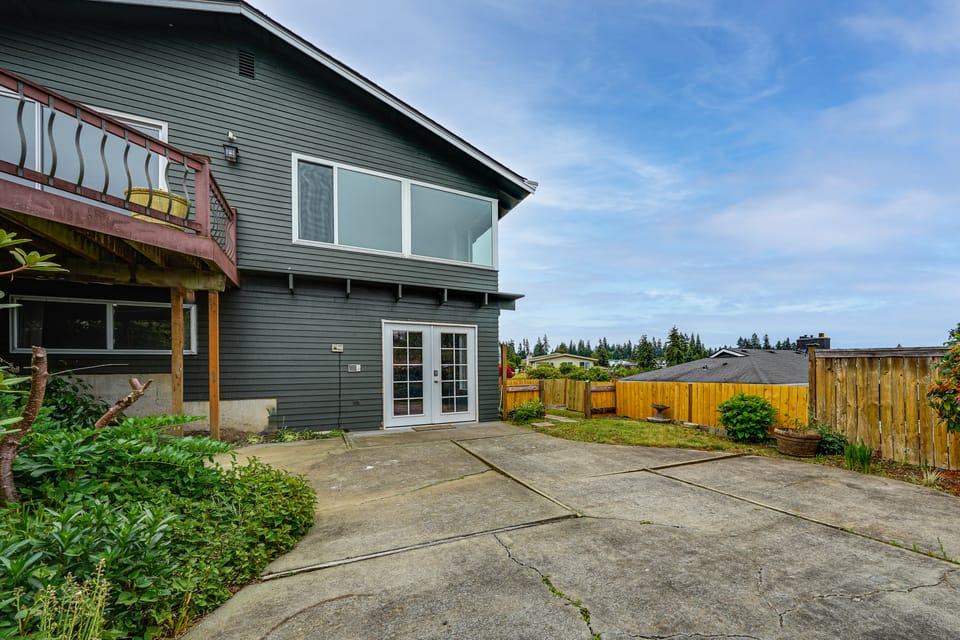 Commute to Seattle! Comfortable Apt w/ Sunset View Apartment in Federal Way