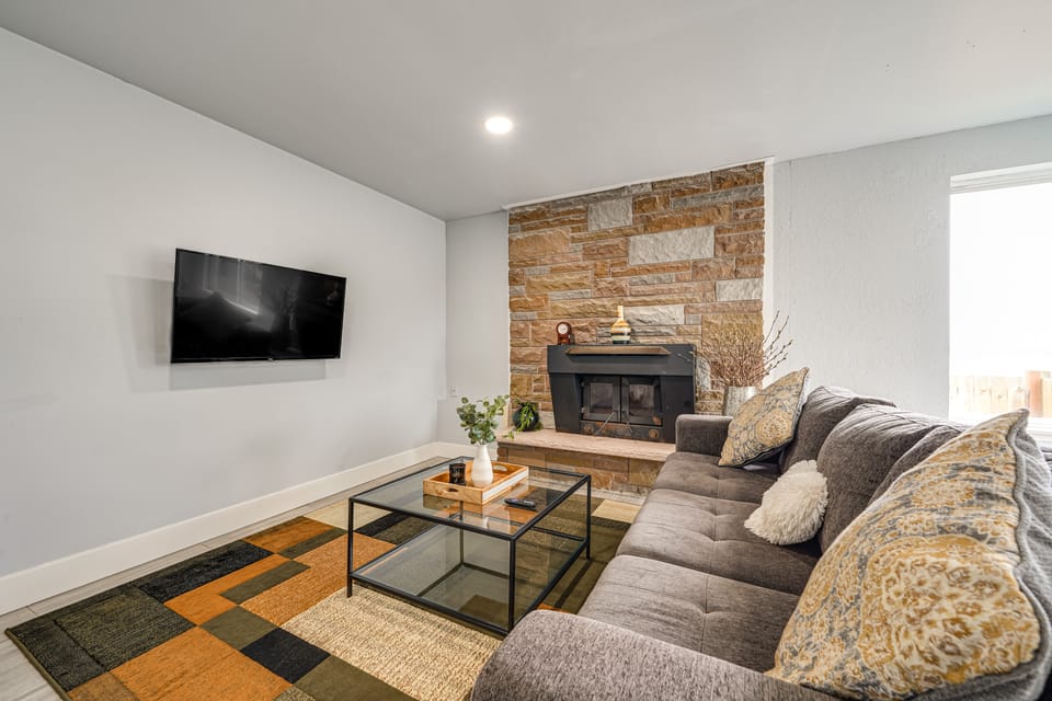 Commute to Seattle! Comfortable Apt w/ Sunset View Apartment in Federal Way