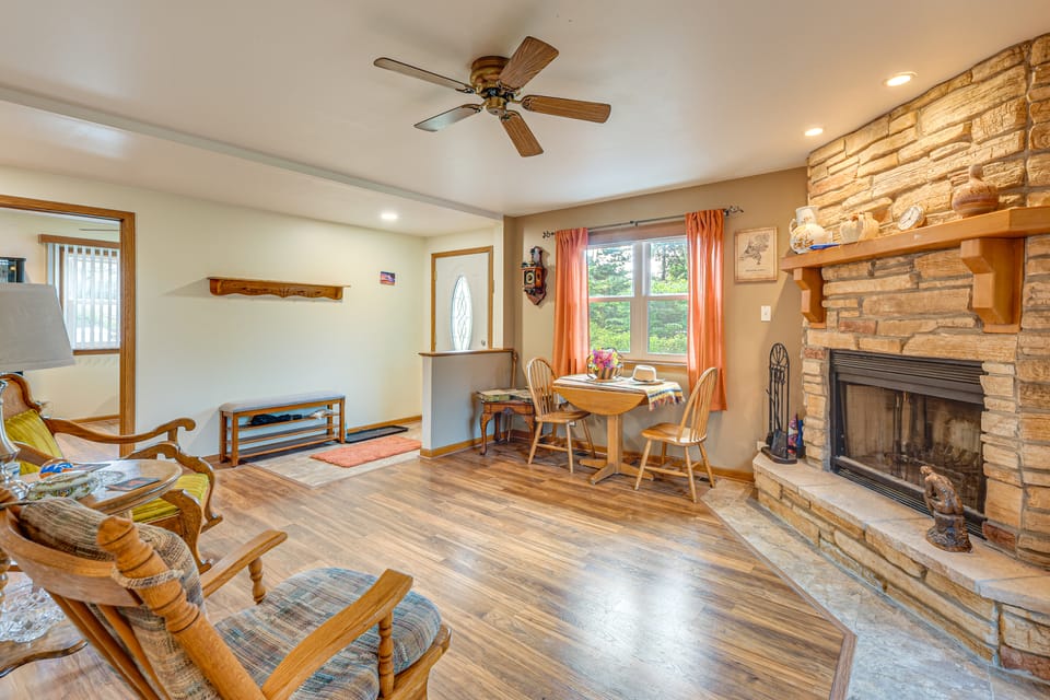 Boater's Base! Waterfront Chain O Lakes Hideaway House in Fox Lake