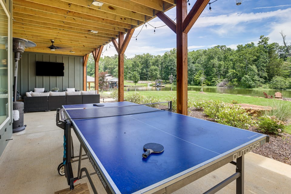 Private Boat Launch & Dock! Huge Lay Lake Retreat House in Alabama