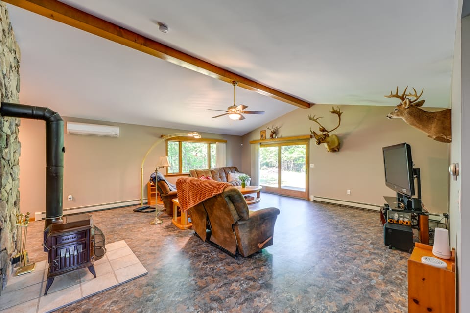 Wooded Applegate Retreat w/ Private Trail Access House in Michigan