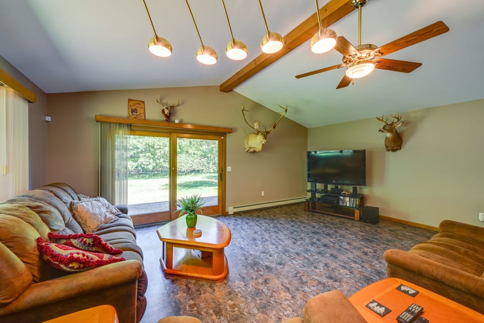 Wooded Applegate Retreat w/ Private Trail Access House in Michigan