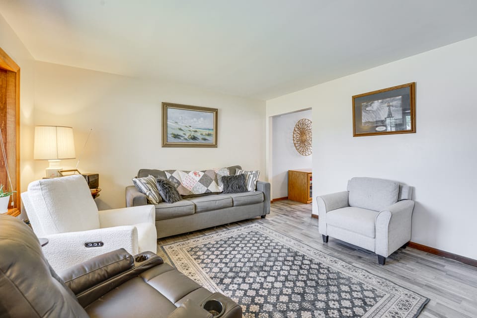2 Mi to Lake St Clair Boat Launch: Family Friendly House in Harrison Township