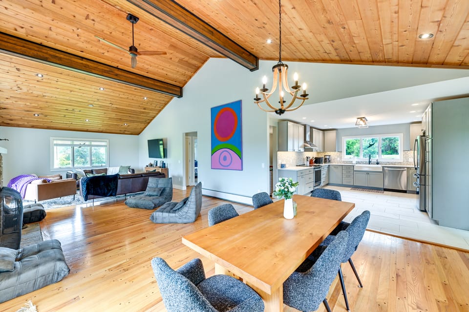 3 Acres, Mtn Views, Hot Tub, Steps to Winery House in Pittsfield