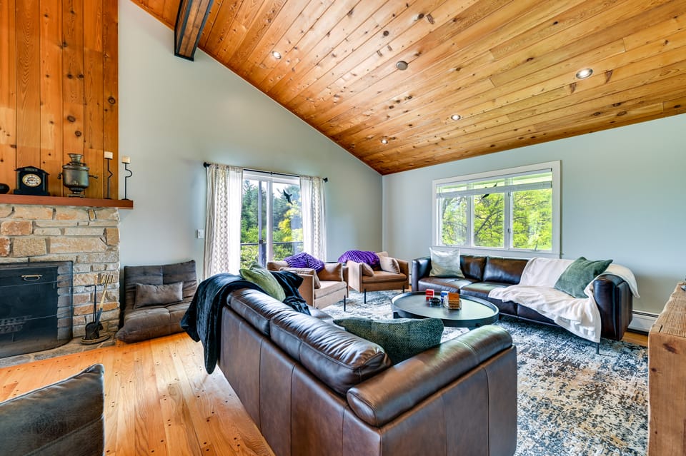 3 Acres, Mtn Views, Hot Tub, Steps to Winery House in Pittsfield