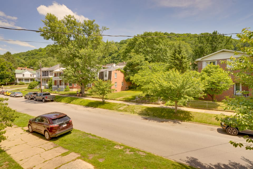 Walk to Dtwn Hinton: 2 Historic District Studios! Apartment in West Virginia