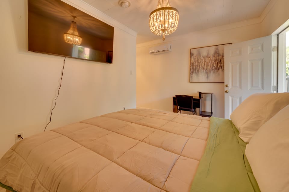 Walk to Dtwn Hinton: 2 Historic District Studios! Apartment in West Virginia