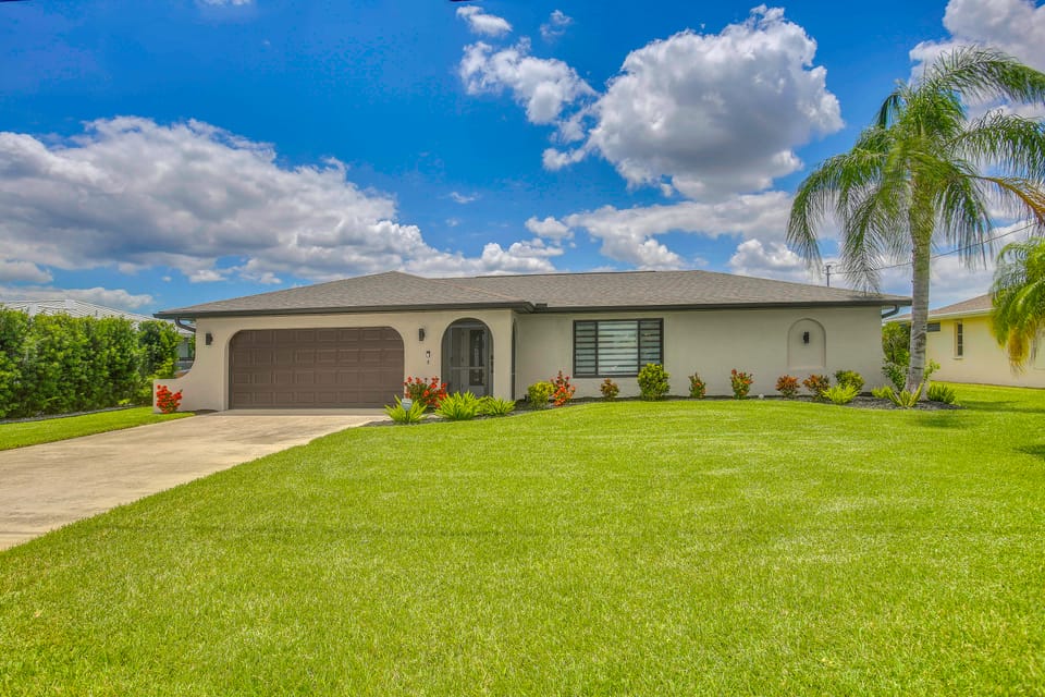 Canal-Front Gem w/ Dock! Family Home in Cape Coral House in Cape Coral