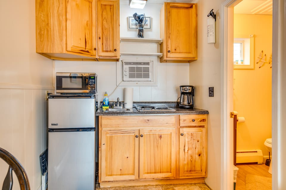 Steps to Beach! OOB Studio w/ Grill Access Apartment in Old Orchard Beach