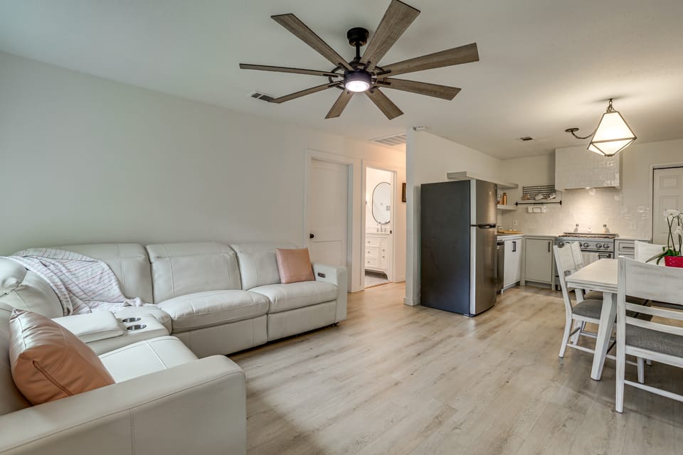 Quaint Houston Bungalow w/ Private Yard House in Houston