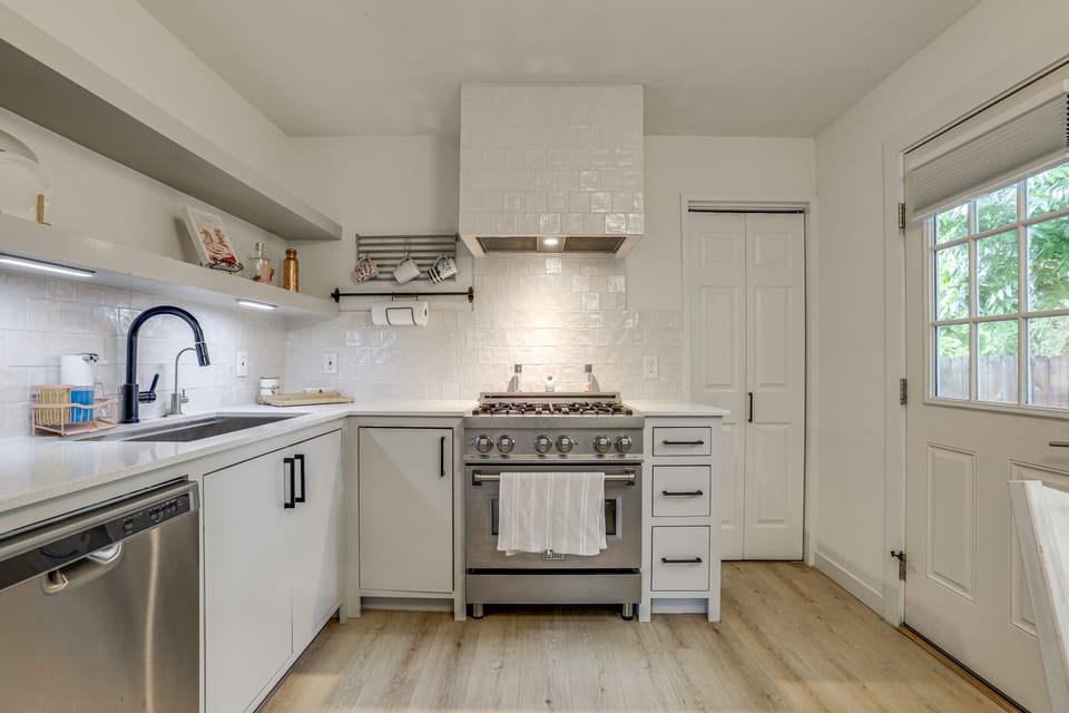 Quaint Houston Bungalow w/ Private Yard House in Houston