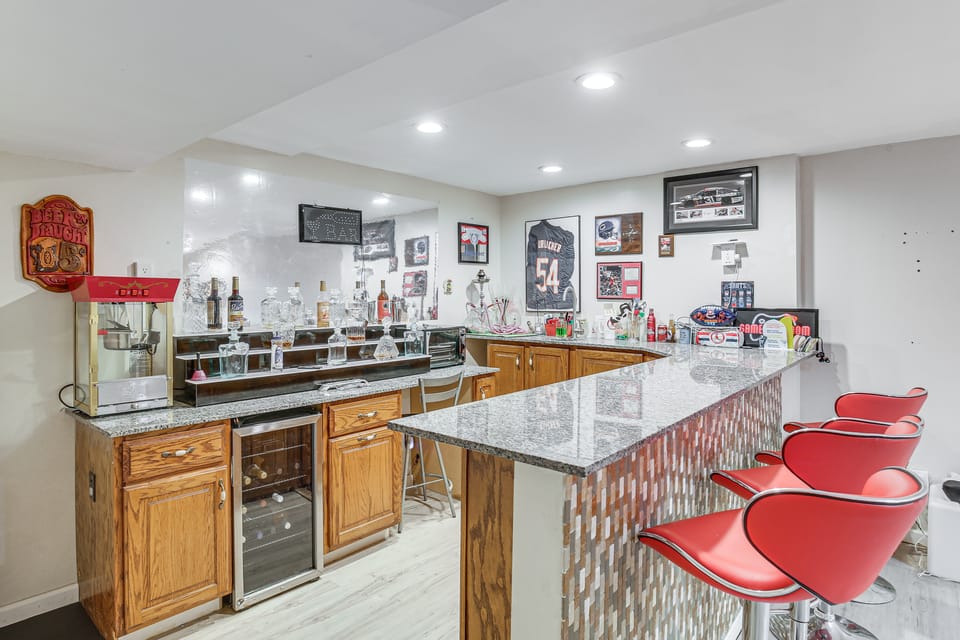 Gateway to St Louis: Group Getaway w/ Game Room House in Illinois