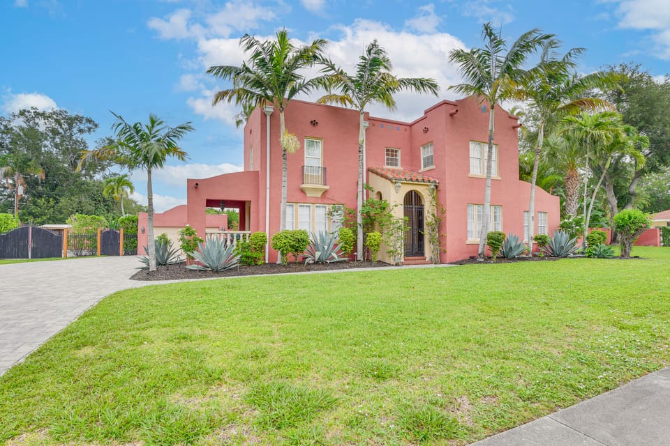 5 Mi to Anna Maria Island! Family Getaway w/ Pool House in Bradenton