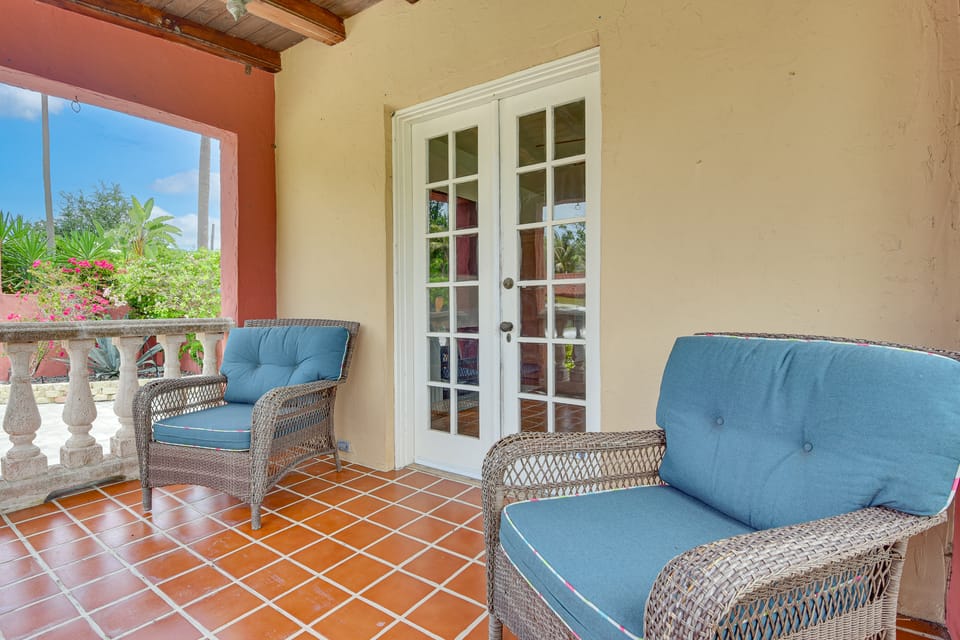 5 Mi to Anna Maria Island! Family Getaway w/ Pool House in Bradenton