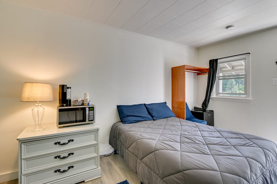 Walk to Schroon Lake! Studio w/ Shared Fire Pit Apartment in Schroon Lake