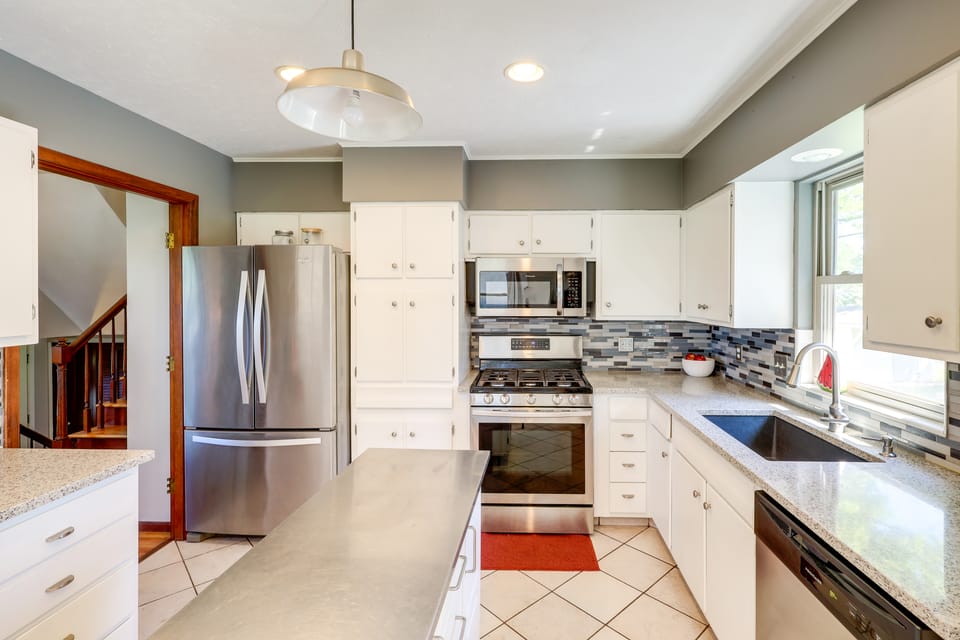 Great for Families! Omaha Getaway w/ Yard & Deck House in Omaha