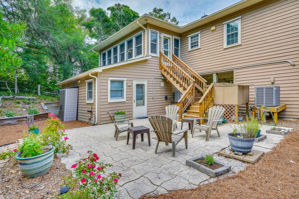 Steps to Beach! Emerald Isle Group Escape w/ Yard House in Emerald Isle