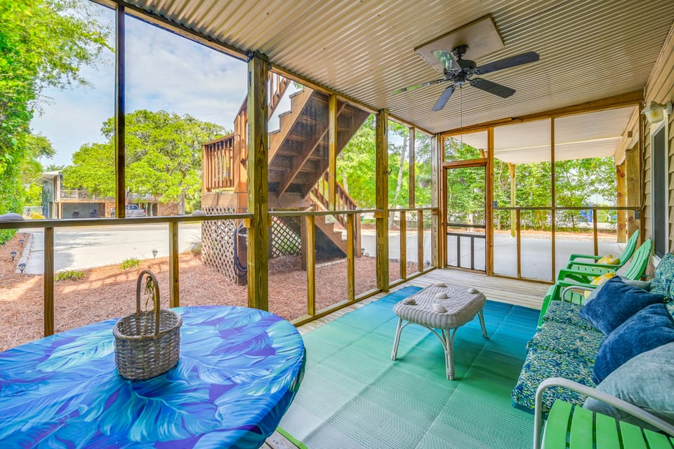 Steps to Beach! Emerald Isle Group Escape w/ Yard House in Emerald Isle
