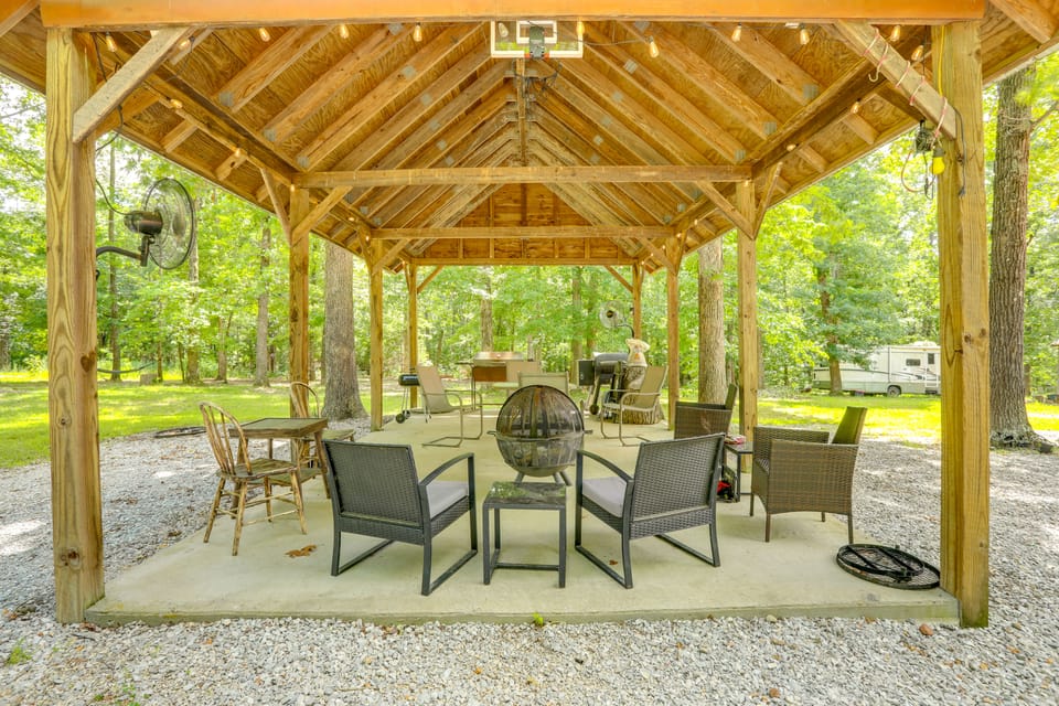 Near White River Fishing! Studio Cabin w/ Grill Apartment in Arkansas