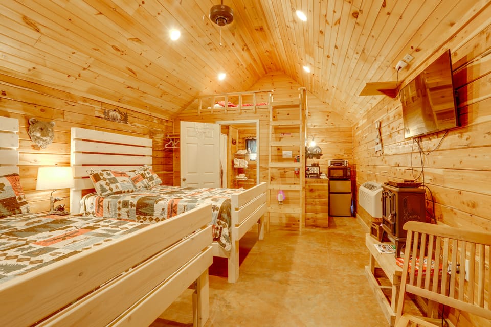 Near White River Fishing! Studio Cabin w/ Grill Apartment in Arkansas