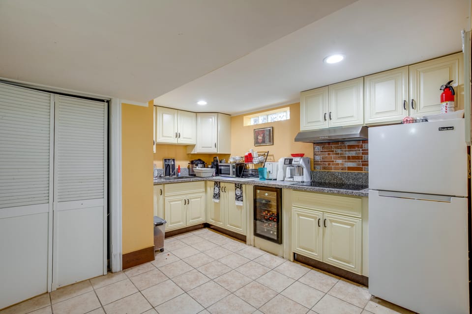 Near Parks & Metra Stations! Chicago Apt w/ Bar Apartment in Chicago