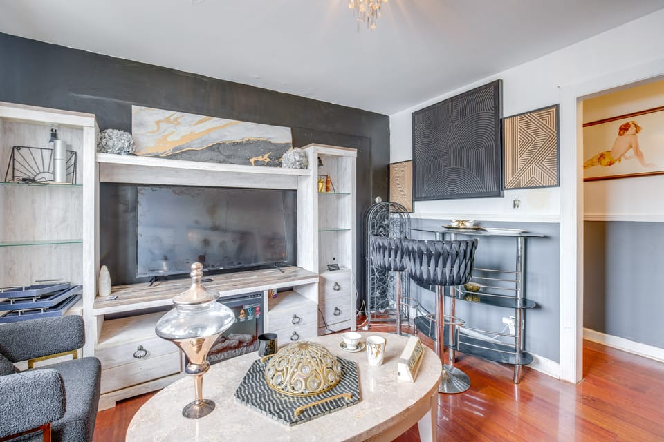 Walk to Stores & Parks! Stylish Chicago Apartment Apartment in Chicago