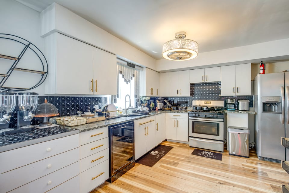 Walk to Stores & Parks! Stylish Chicago Apartment Apartment in Chicago