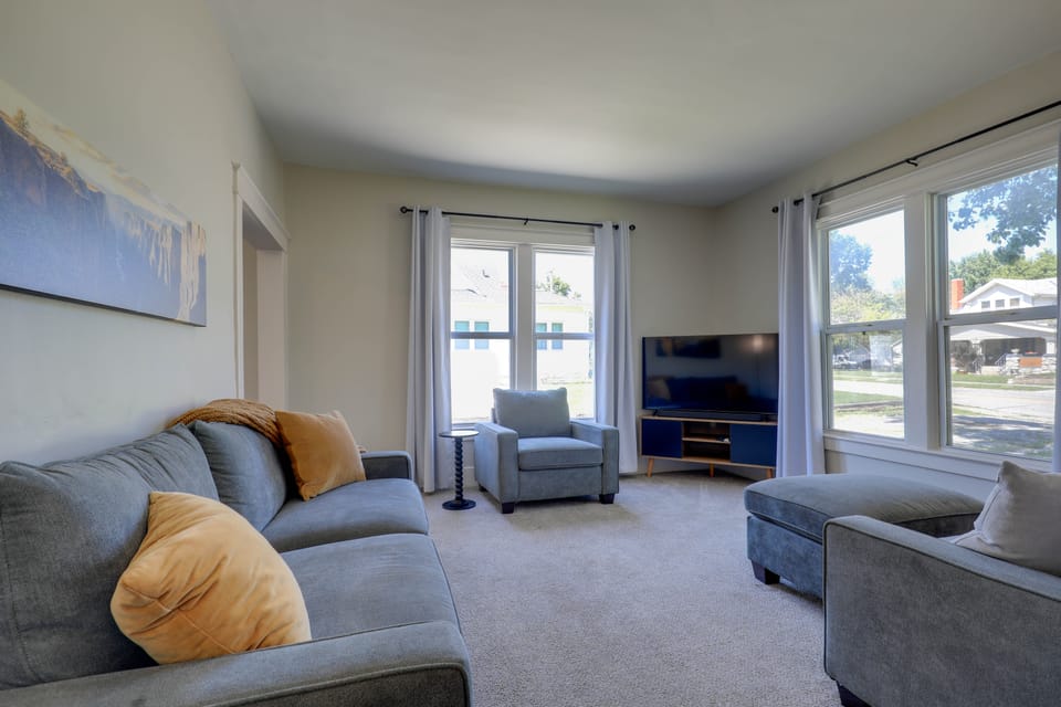 Charming Home, Walkable to Downtown Lee's Summit House in Lees Summit