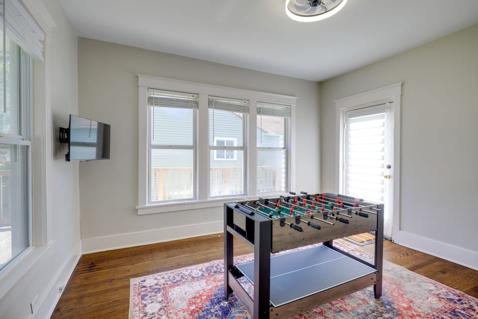 Charming Home, Walkable to Downtown Lee's Summit House in Lees Summit