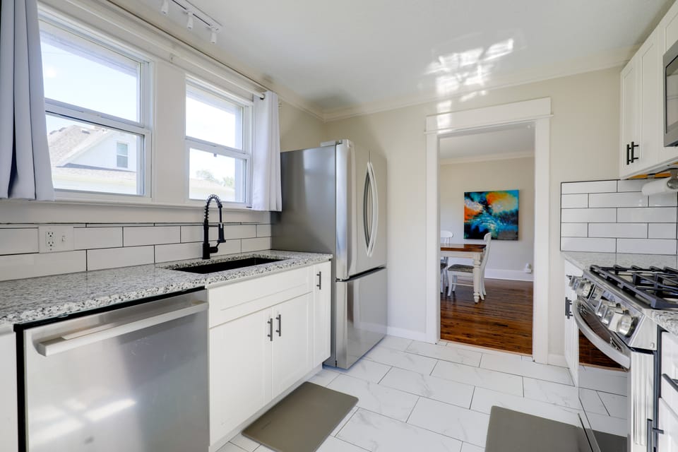 Charming Home, Walkable to Downtown Lee's Summit House in Lees Summit