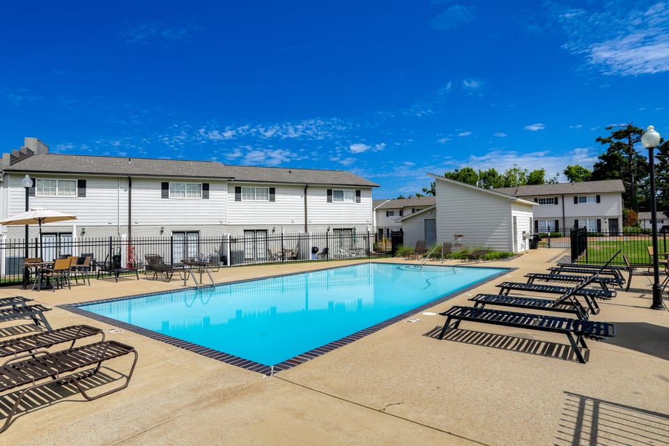 Walk to Stadium and Campus! Cozy Townhome w/ Pool Apartment in Oxford
