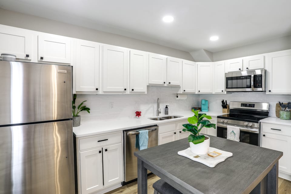 Walk to Stadium and Campus! Cozy Townhome w/ Pool Apartment in Oxford
