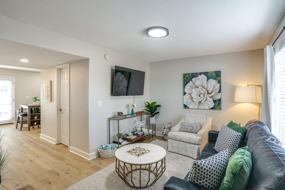 Walk to Stadium and Campus! Cozy Townhome w/ Pool Apartment in Oxford