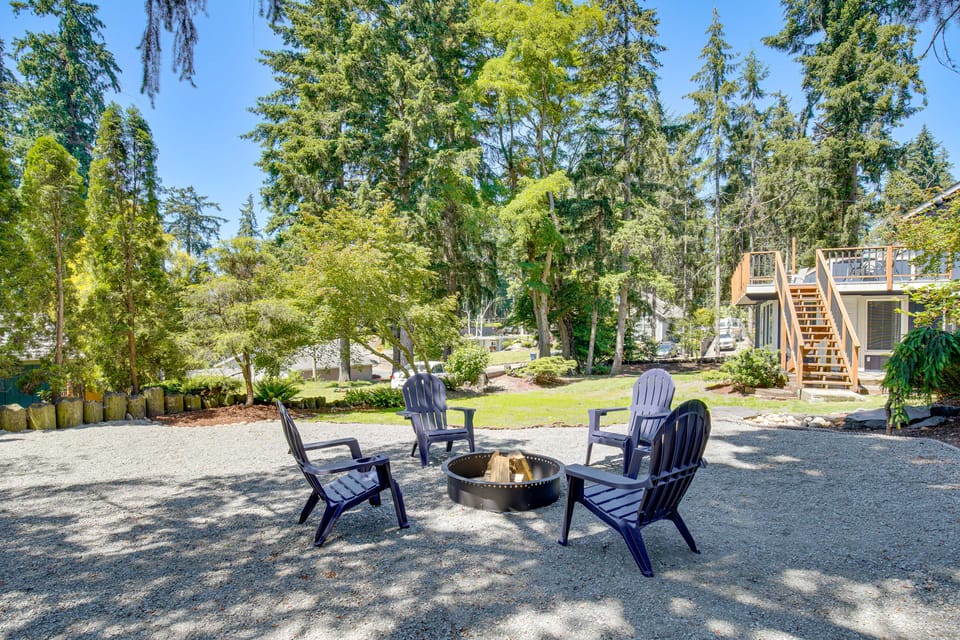 Walk to Spanaway Lake: Chic Home w/ Rooftop Deck! House in King County