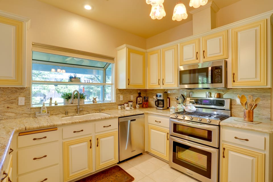 5 Mi to Sundial Bridge & River! Pet-Friendly Haven House in Redding