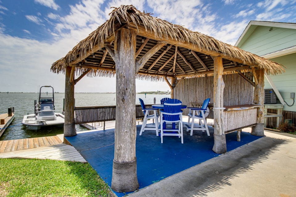 3BR Condo on the Bay w/ Pool and Perks Apartment in Rockport