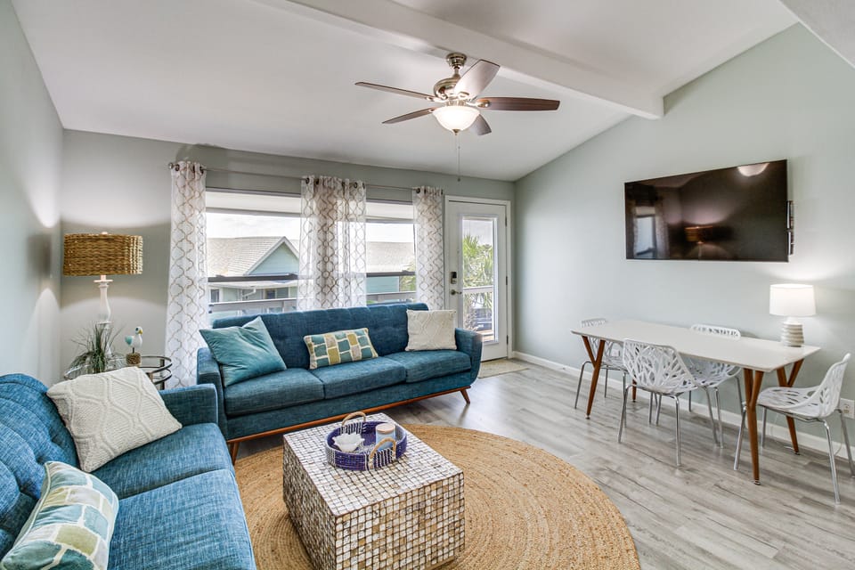 3BR Condo on the Bay w/ Pool and Perks Apartment in Rockport