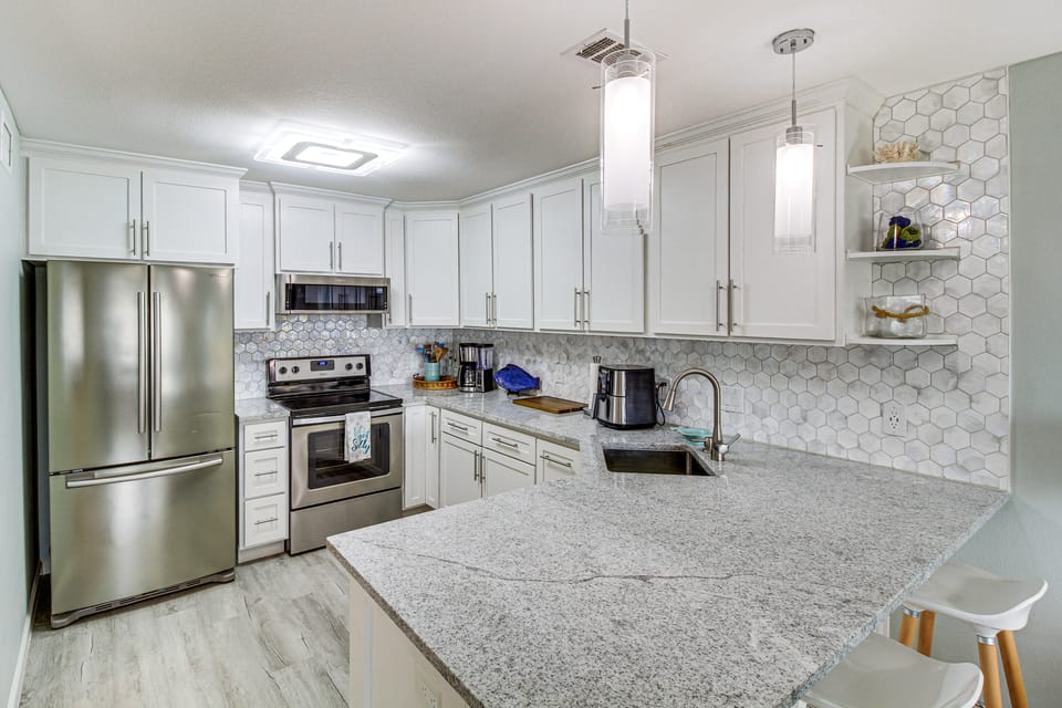 3BR Condo on the Bay w/ Pool and Perks Apartment in Rockport