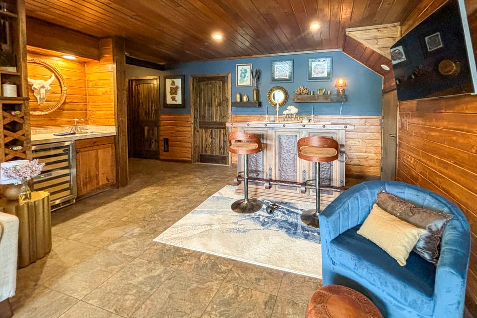 Waterfront Gem on the River! Hot Tub & Boat Dock! House in Idaho