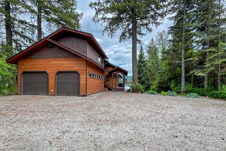 Waterfront Gem on the River! Hot Tub & Boat Dock! House in Idaho