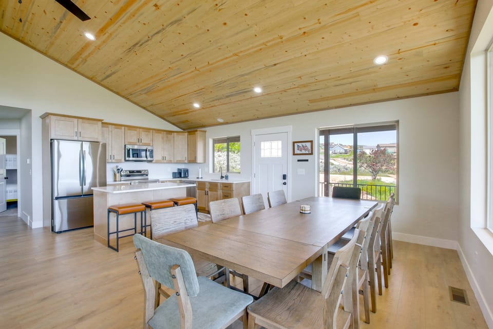 2 Mi to Bear Lake! Group Getaway w/ Mountain Views House in Garden City
