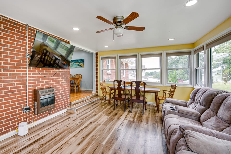 5 Mi to Dtwn Harrisburg! Retreat w/ Spacious Yard House in Pennsylvania