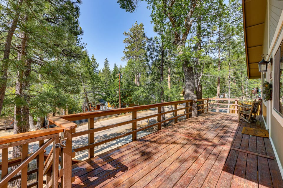 2 Mi to Big Bear Lake! Family Haven w/ Hot Tub House in Big Bear