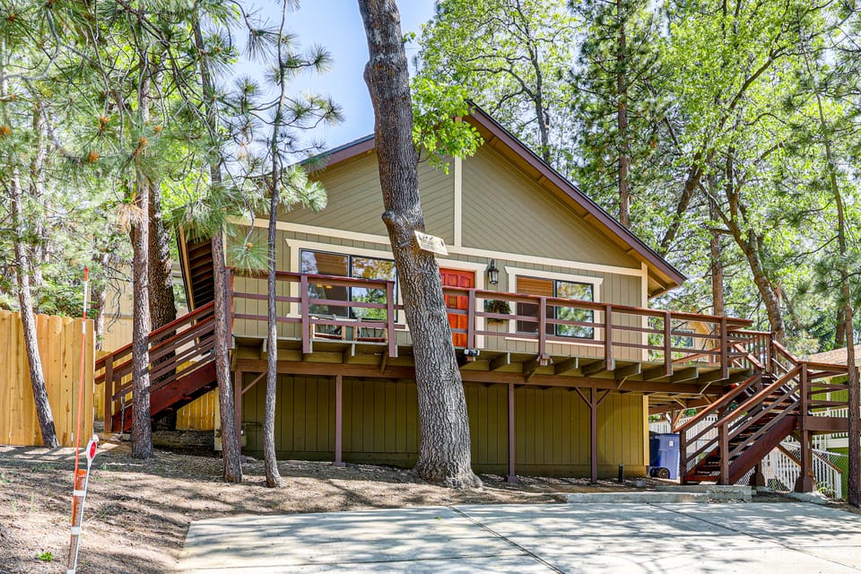 2 Mi to Big Bear Lake! Family Haven w/ Hot Tub House in Big Bear