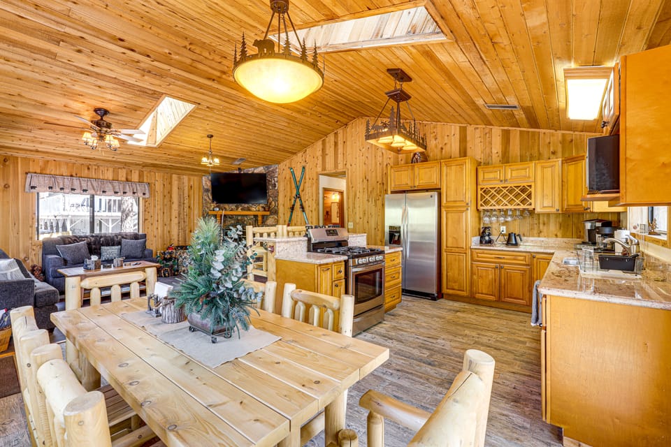 2 Mi to Big Bear Lake! Family Haven w/ Hot Tub House in Big Bear