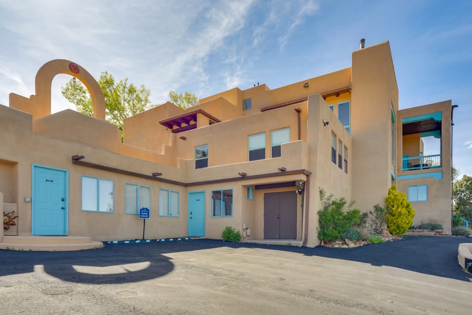 Artsy & Spacious Retreat w/ Sauna in Santa Fe! Apartment in New Mexico