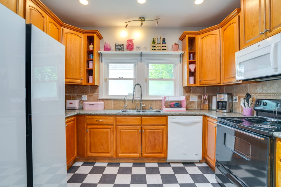 Walk to Dtwn! Tracy Extended Stay w/ Patio & Yard House in Tracy