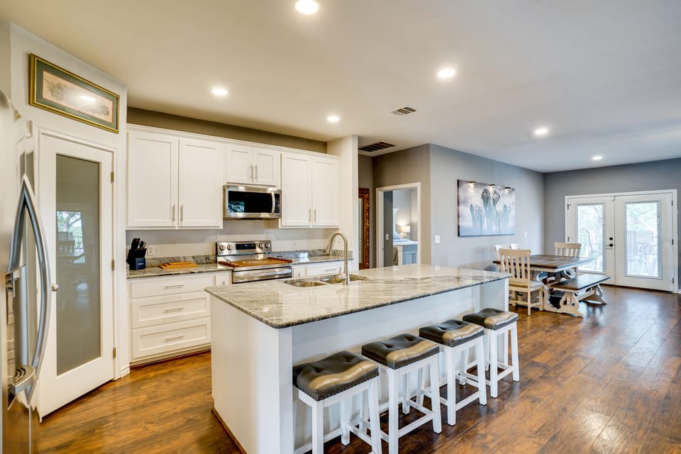 Walk to Lake Granbury: Home w/ Fire Pit! House in Granbury